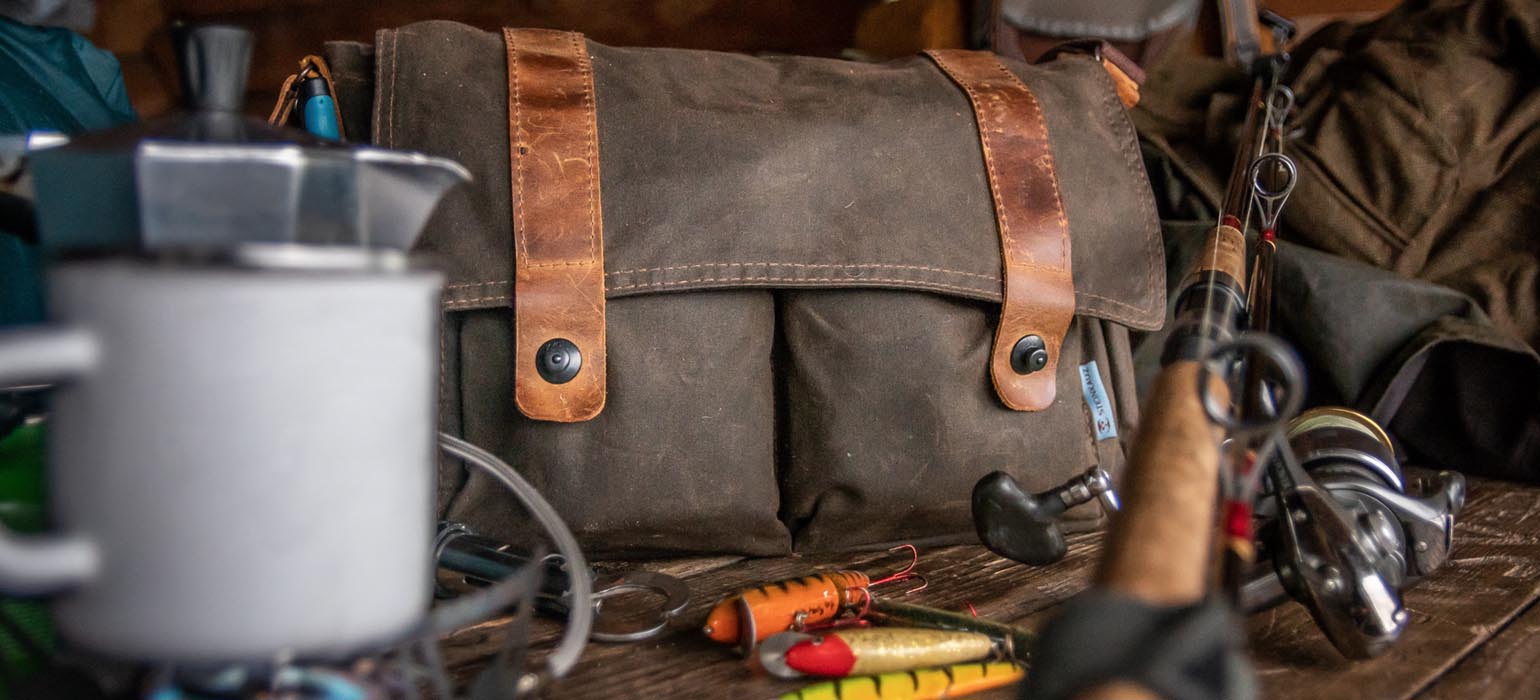 Angeltasche auf Tisch Wax Cotton Tasche mit Angelzeug