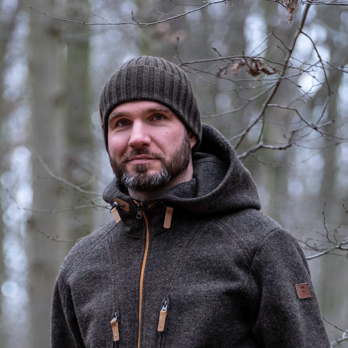 Wollmütze und Lodenfleecejacke Wanderer im Wald mit Wollmütze