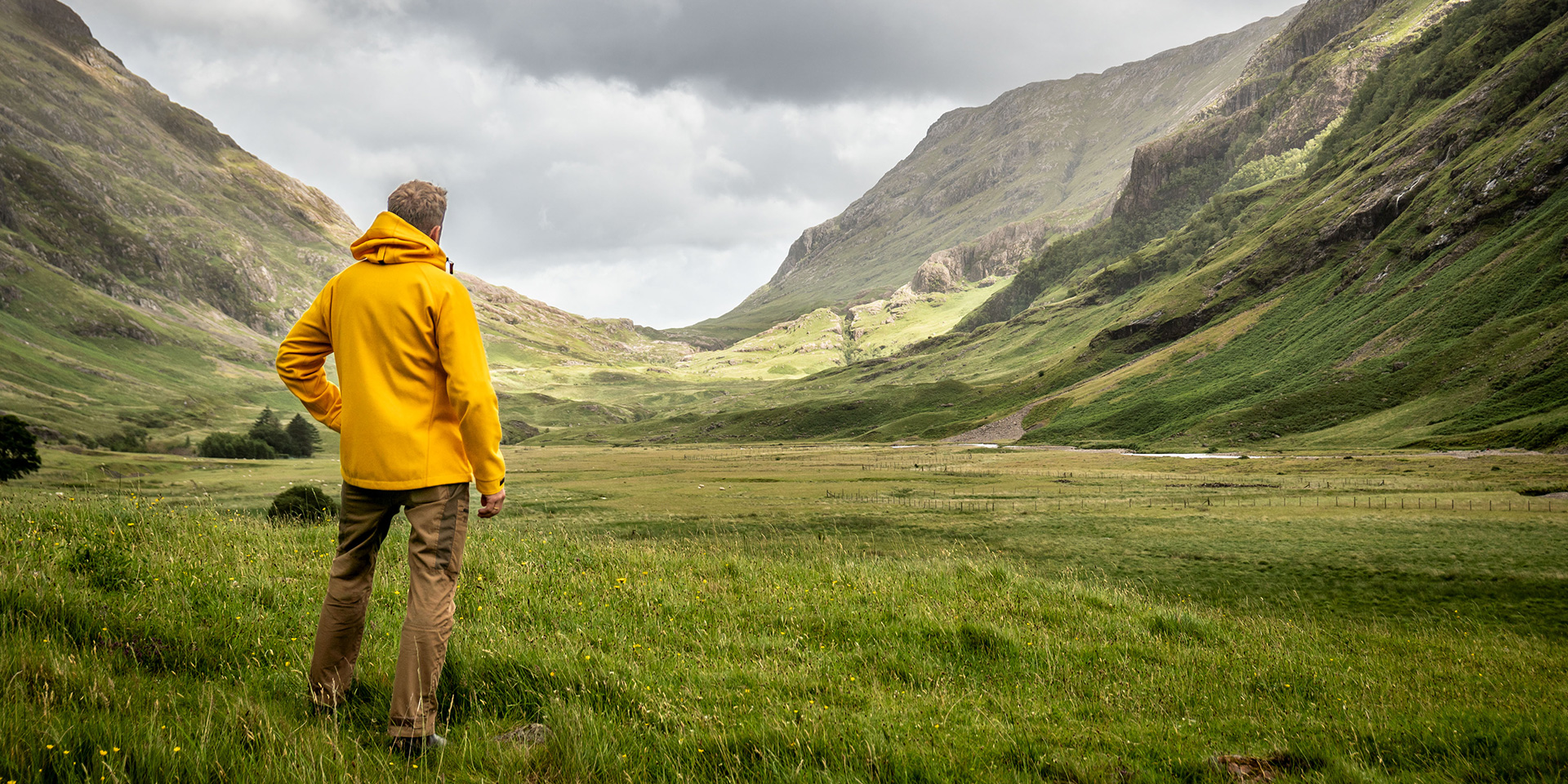 Gelbe Lodenjacke in den schottischen Highlands