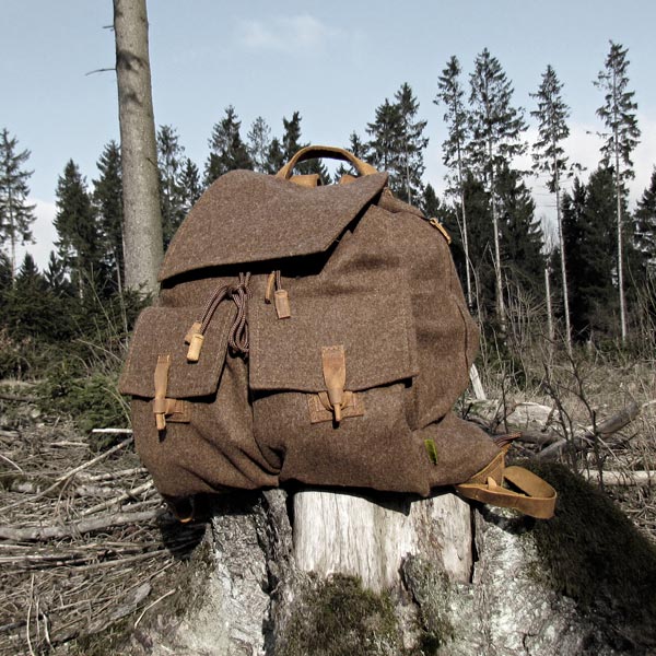 Rucksack im Wald Lodenrucksack auf Holzwurzel