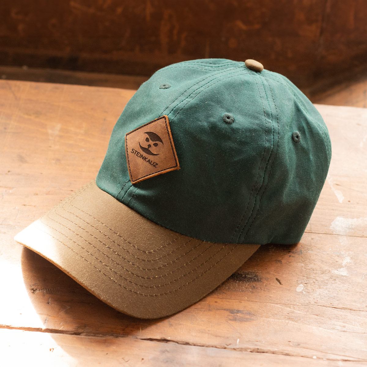 Kappe auf Werkbank Basecap Waxed Cotton