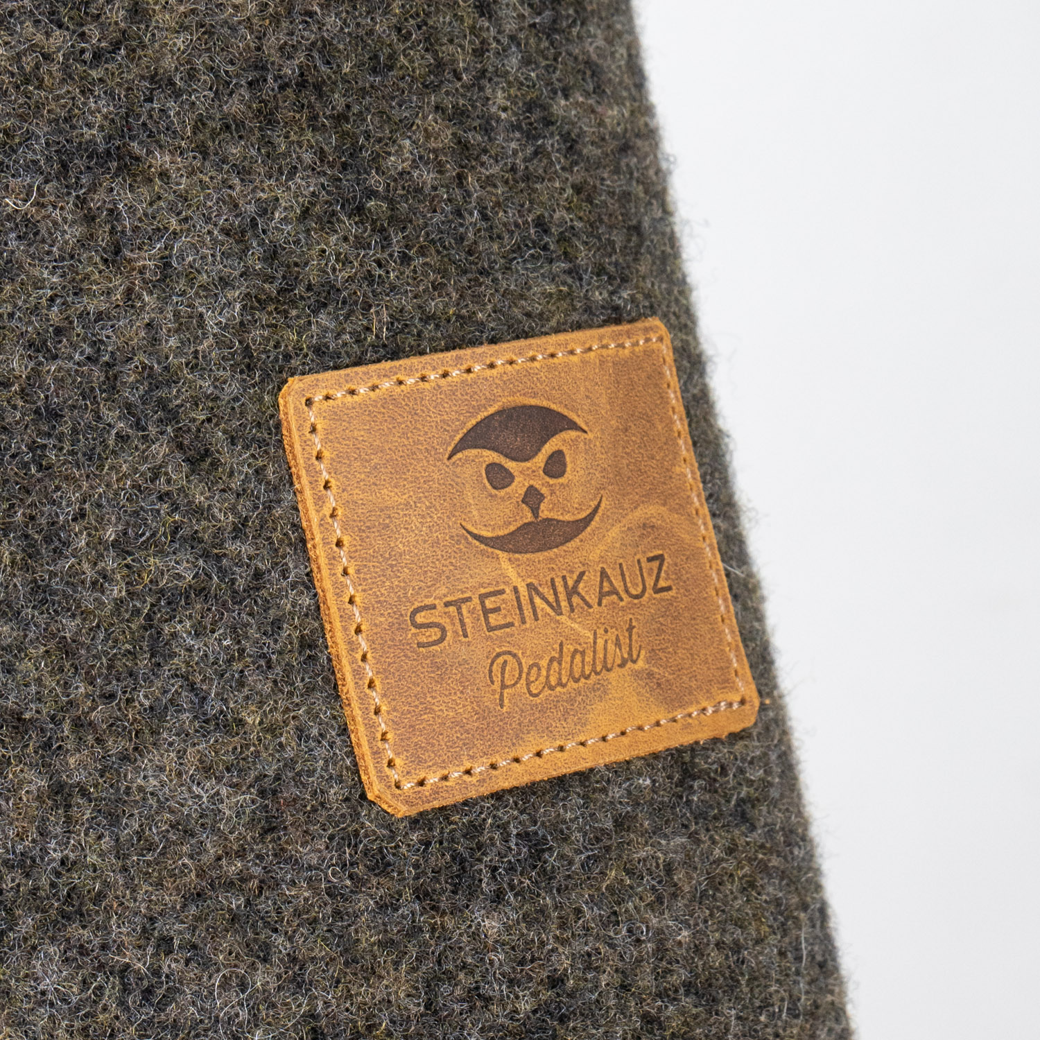 Lederlabel der Loden-Fahrradjacke Detailaufnahme des Leder-Labels der Loden-Fahrradjacke