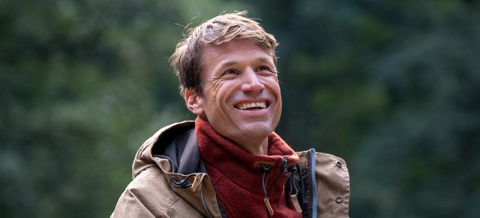 Mann mit Regenjacke in der Natur Mann mit Jacke
