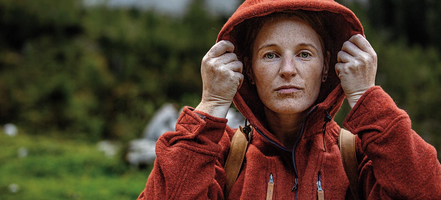 Wanderin mit roter Kapuze Wanderin mit Kapuzenjacke
