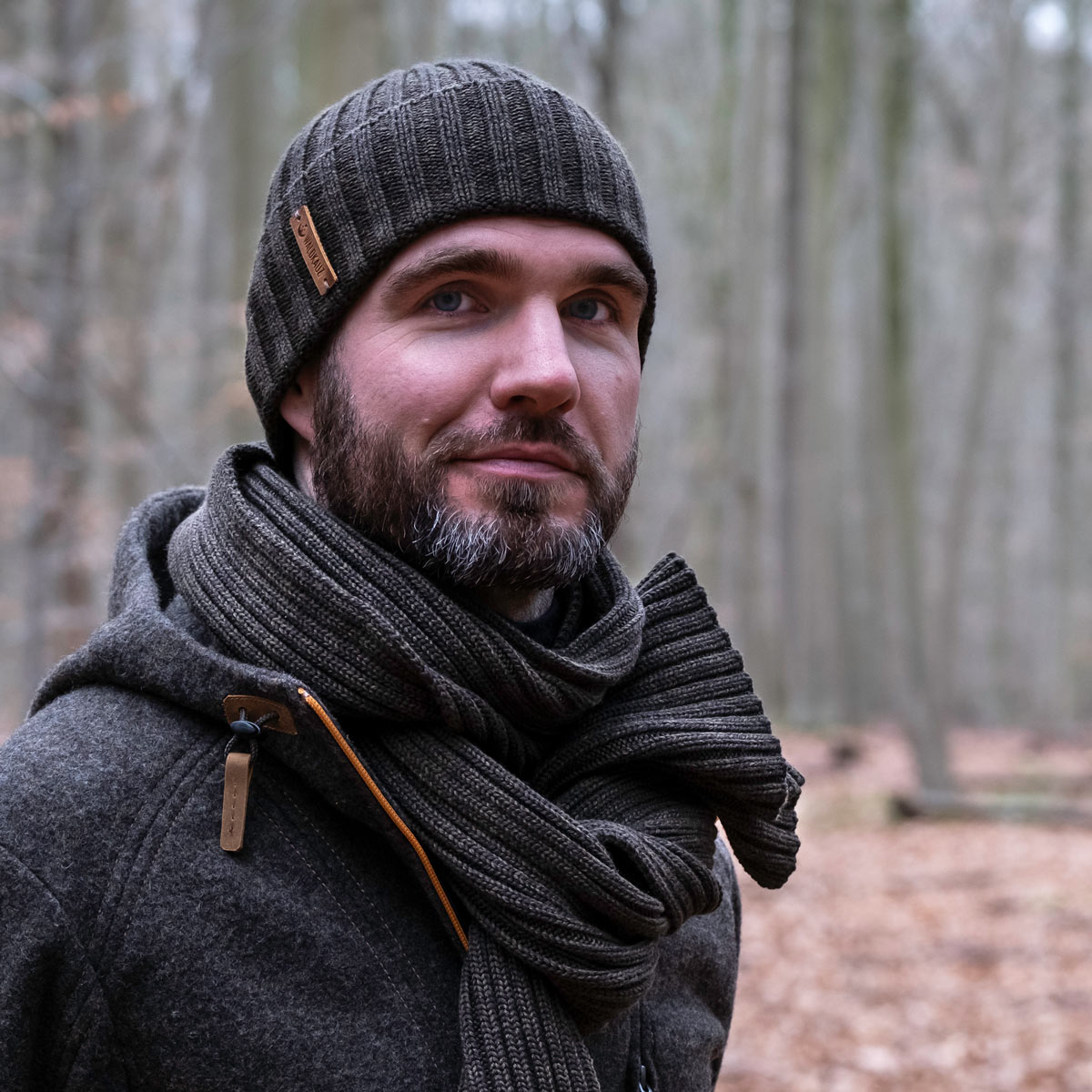 Strickmütze aus Merinowolle Wanderer mit Strickmütze im Wald