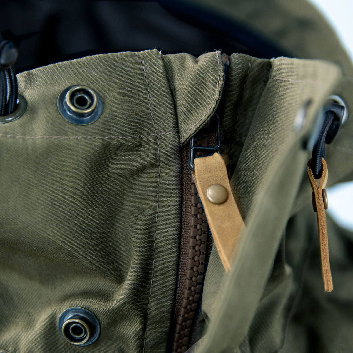 Windfangjacke in oliv Detailaufnahme Zipper Windjacke