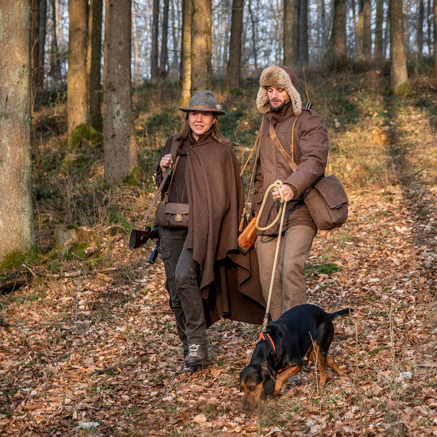 Deckje Wetterfleck als Poncho Decke Wetterfleck als Poncho getragen von Jägerin im Wald