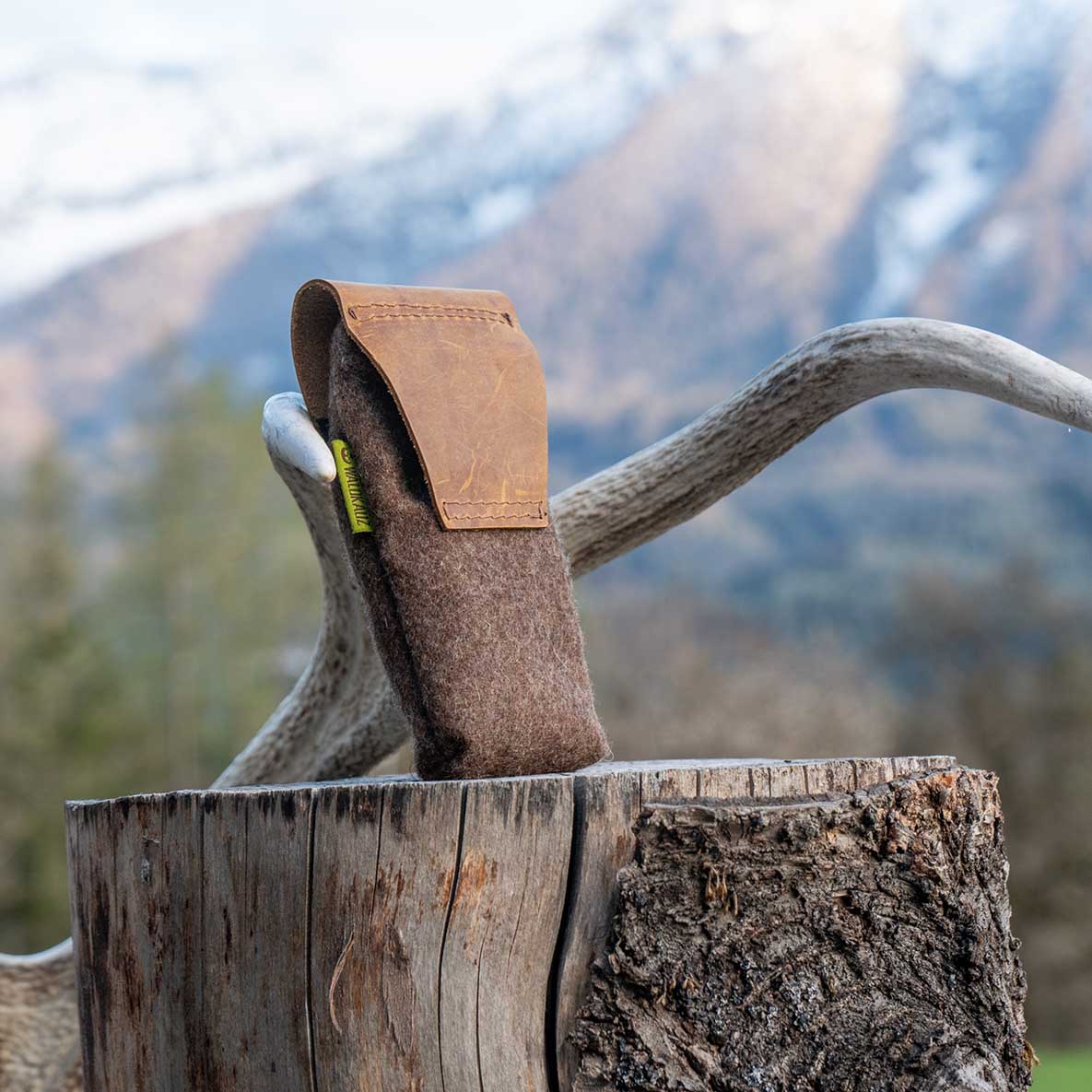 Gürtelschlaufe aus Leder an der Rückseite Rückseite mit Schluafe für den Gürtel